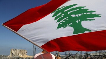 مواطن لبناني يستعيد وديعته بنجاح بعد اقتحامه لبنك (فيديو)