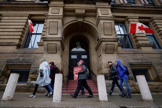 آلاف المهاجرين إلى كندا يواجهون أزمة بسبب أكبر إضراب لموظفي الحكومة