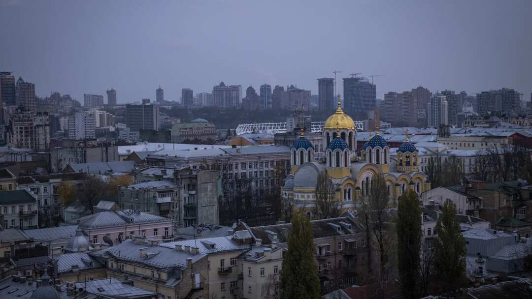 قصف صاروخي روسي على كييف في هجوم نادر في وضح النهار
