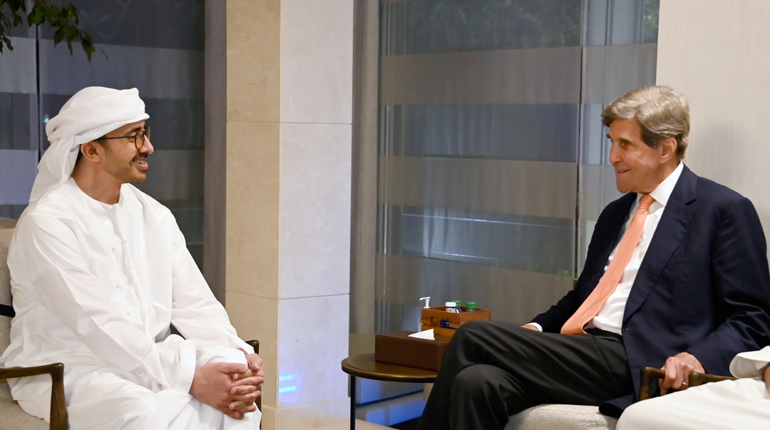 كيري يلتقي وزير خارجية الإمارات ورئيس كوب-28 في أبوظبي