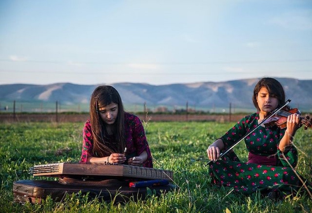 قصة إلهام وصمود: شقيقتان كرديتان تنقلان تجربتهما بالموسيقا في مواجهة داعش
