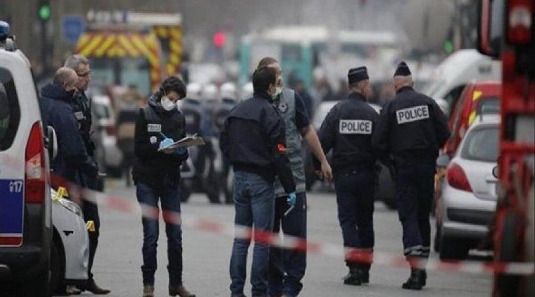 إصابة أربعة أطفال وبالغَين في هجوم نفّذه مشتبه به سوري في فرنسا