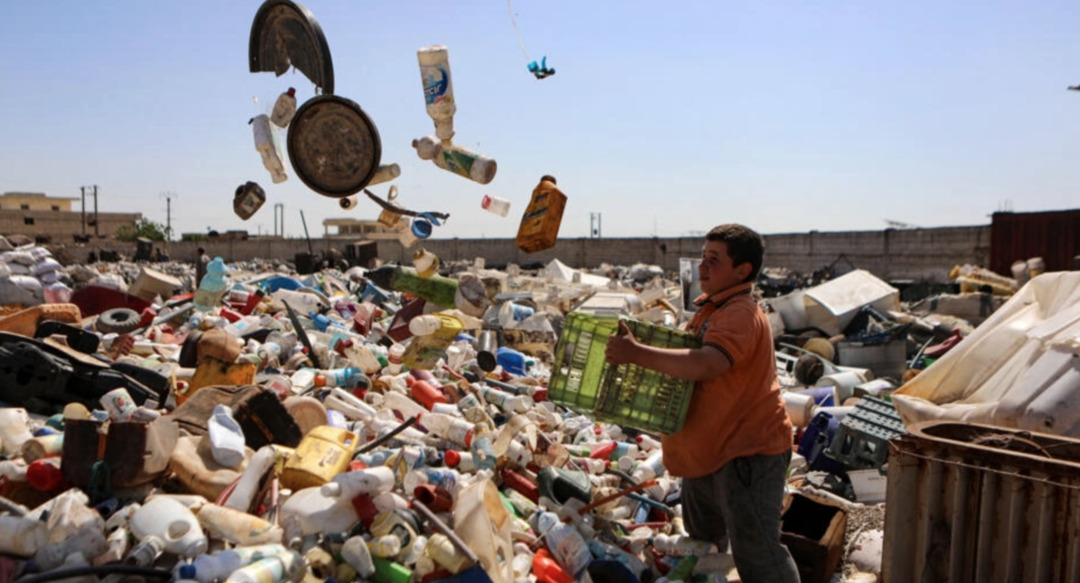 النفايات البلاستيكية تتحول حصائر في شمال غرب سوريا