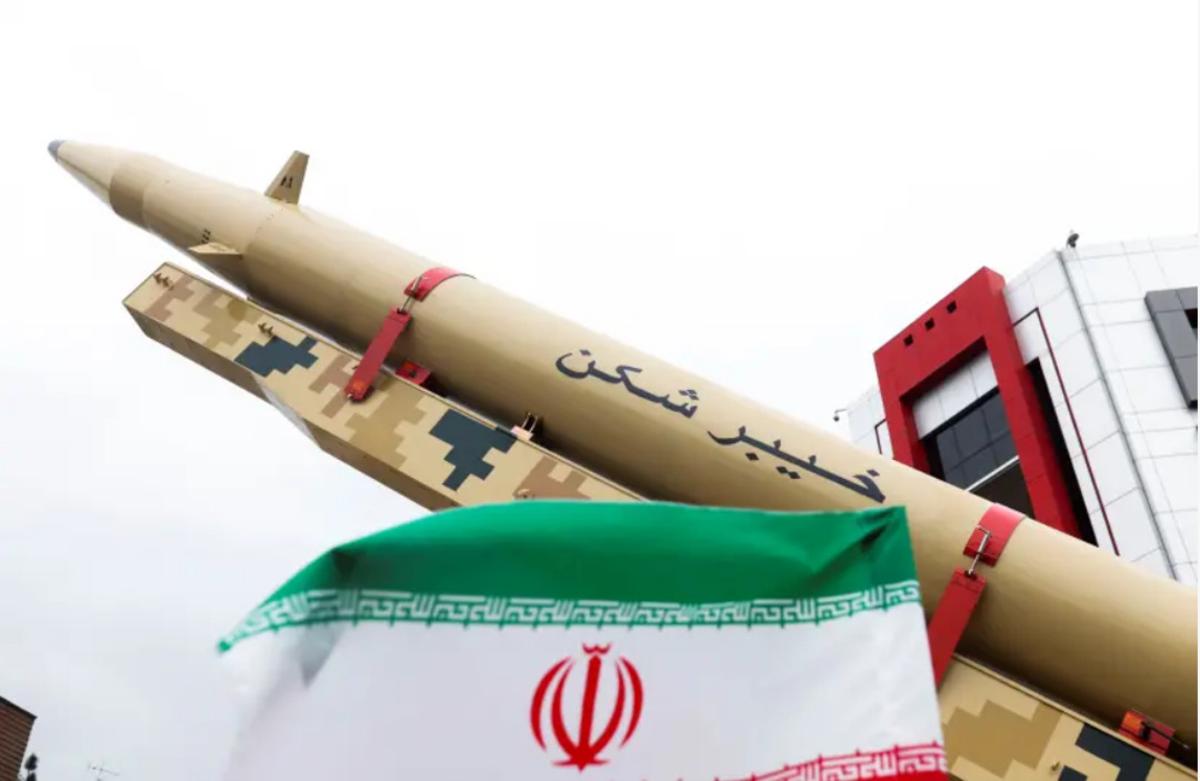 إيران تستعرض قوتها الصاروخية من سفينة.. وتهاجم قاعدة إسرائيلية وهمية
