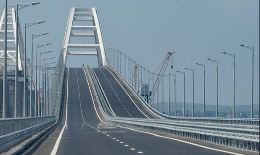روسيا تعلق حركة مرور السيارات على جسر القرم