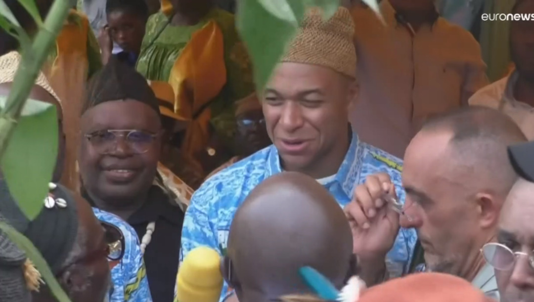 مبابي يشارك في الاحتفالات التقليدية في قرية والده