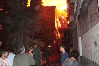 حريق هائل يلتهم سوق ساروجة في وسط دمشق: تقارير متضاربة حول الإصابات والخسائر المادية