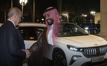 تعزيز العلاقة بين السعودية وتركيا: أردوغان يهدي بن سلمان سيارة تركية الصنع