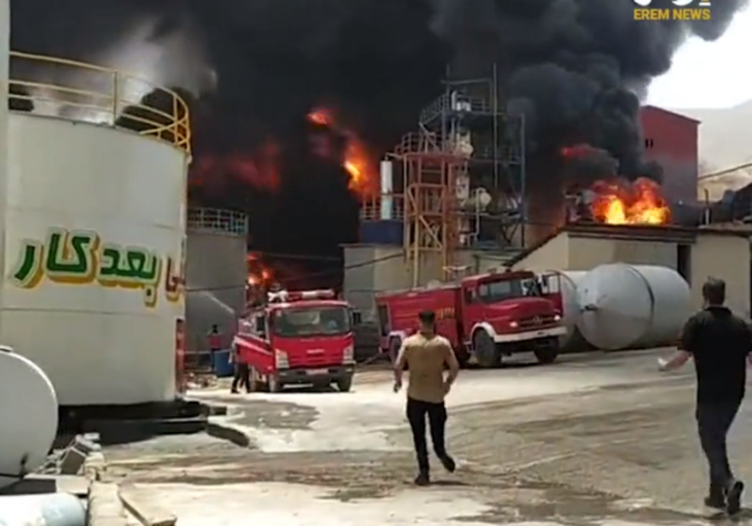 اندلاع حريق هائل في منطقة دورود الصناعية غربي إيران