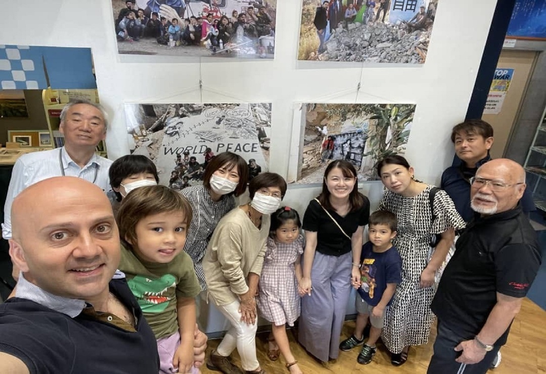 معرض الفنان السوري عزيز الأسمر يروي قصص الإصرار في هيروشيما باليابان