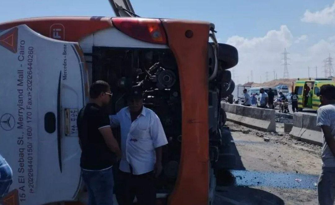 انقلاب حافلة على الطريق الساحلي بمصر يتسبب في إصابة 51 شخصًا