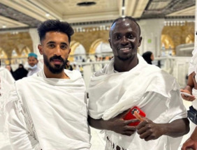ساديو ماني يؤدي مناسك العمرة بعد تأهل النصر السعودي في البطولة العربية