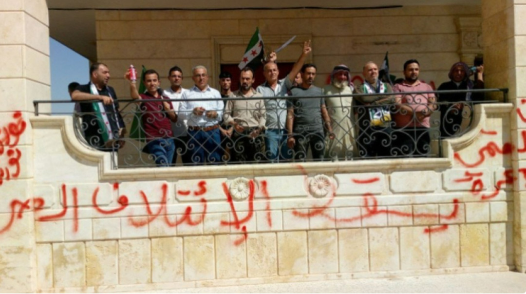 سوريا.. محتجون يقتحمون مبنى الائتلاف الوطني السوري في إعزاز