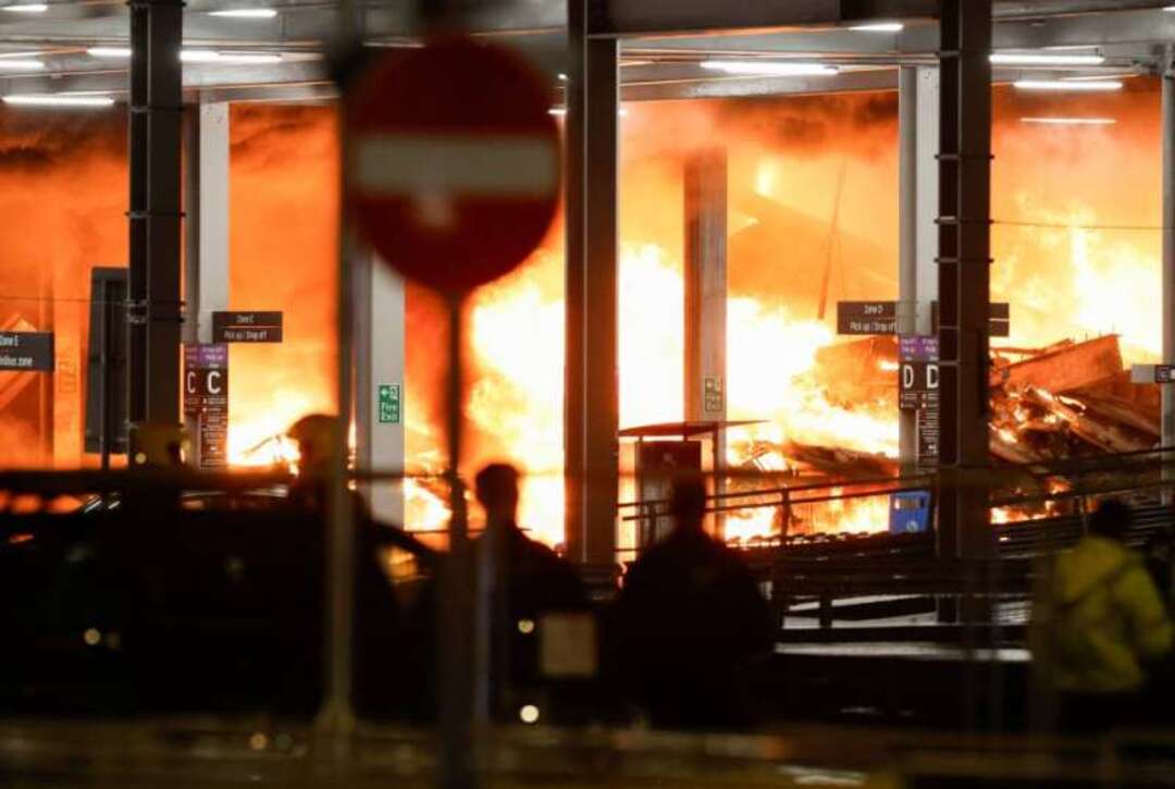 حريق ضخم في مطار لوتون اللندني وتعليق جميع الرحلات الجوية