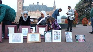 عائلات المختفين في سوريا والناجين من التعذيب يدعون إلى وضع حد للتعذيب خارج محكمة العدل الدولية