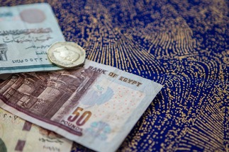موديز تقلص تصنيف الودائع المصرفية طويلة الأجل لبنوك مصرية