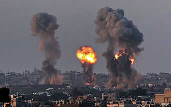 غارات إسرائيلية عنيفة على غزة ومداهمات في الضفة