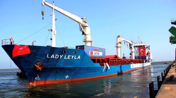 سفينة تركية مُحملة بالمُساعدات الغذائية تصل لميناء حيفا الإسرائيلي