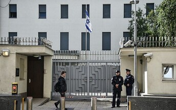 إسرائيل تجلي موظفي سفارتها في المغرب ومصر