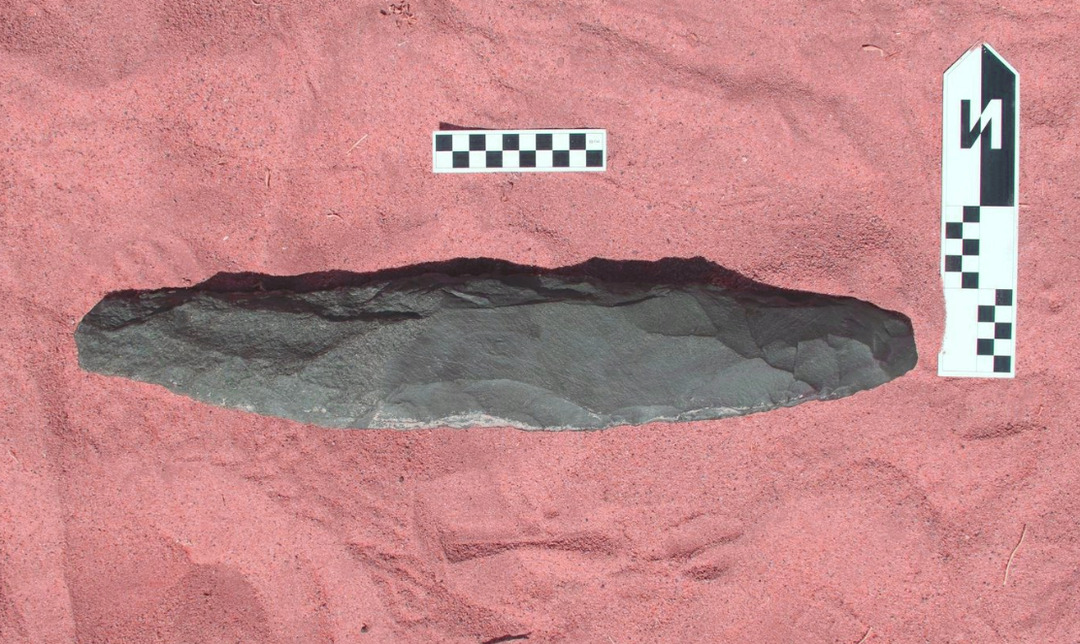 اكتشاف أثري: فأس حجرية عملاقة تروي قصة ما قبل التاريخ في العلا بالسعودية