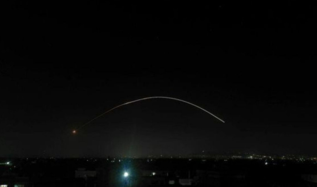 صواريخ إسرائيلية تضرب دمشق.. والدفاعات الجوية تتصدى