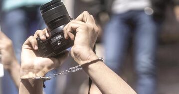 اعتقال إعلامي وتكسير معدات خلال قمع مظاهرة للمحامين في بلدة الراعي