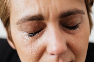 دراسة حديثة: دموع النساء تحتوي مادة تُخمد عدوانية الرجال