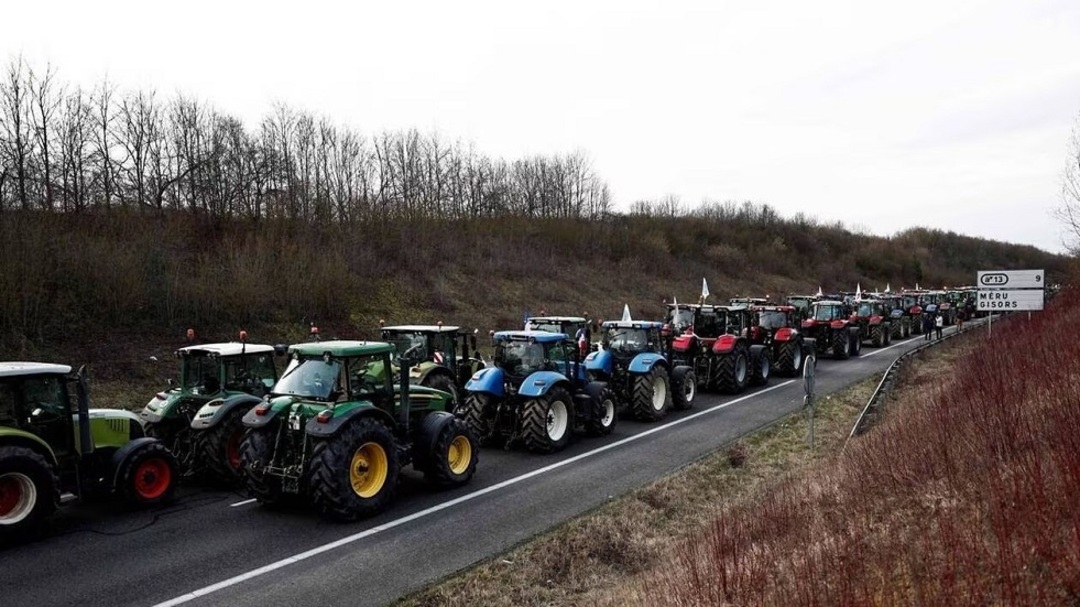 مزارعو فرنسا يحاصرون باريس.. ويتظاهرون بأوروبا ضد السياسات الزراعية