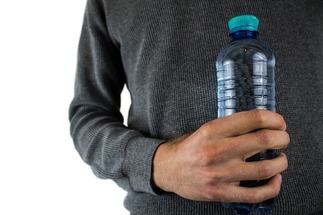 خطر زجاجات المياه البلاستيكية يفوق التوقعات.. ملوثة بالجسيمات النانوية