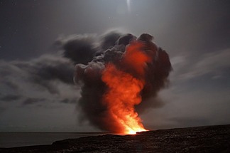 ثوران بركاني يضرب جنوب غرب آيسلندا: إخلاء مدينة وإغلاق منتجع سياحي