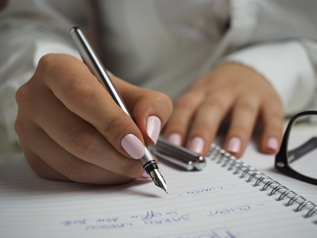 الكتابة اليدوية تحفز الدماغ وتساعد على التعلم والذاكرة