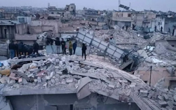 مرور عام دون مساكن مؤقتة: معاناة المتضررين من الزلزال في اللاذقية تتفاقم