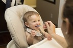 دراسة تكشف: إطعام الرضع بأيديهم يدعم التطور الصحي